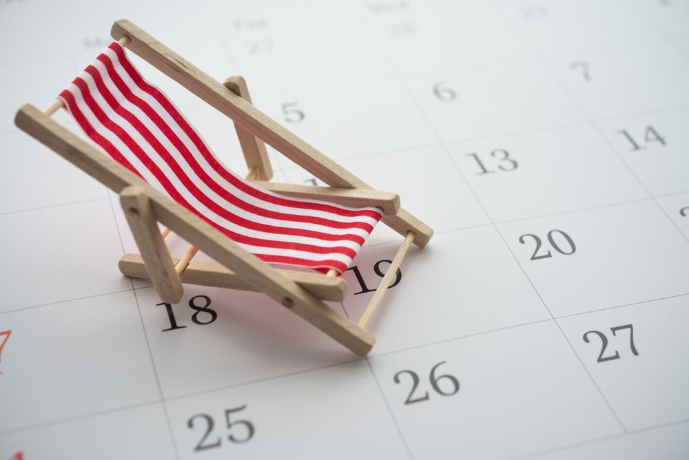 Red,Beach,Chair,On,White,Blank,Calendar,Background,Copy,Space.